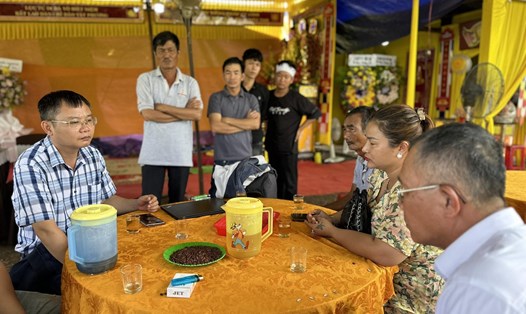 Người nhà chị Nguyễn Thị H trao đổi với phóng viên về hoàn cảnh và nỗi mất mát quá lớn của gia đình. Ảnh: Bảo Trung