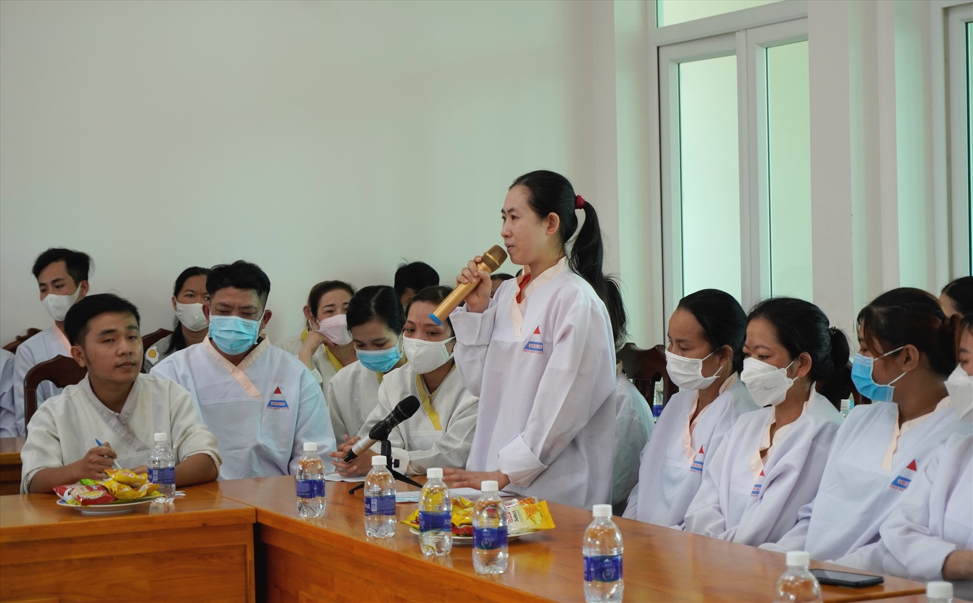 Công nhân tham gia ý kiến trong 1 cuộc gặp gỡ giữa lãnh đạo LĐLĐ tỉnh, lãnh đạo huyện Châu Thành, Ban Giám đốc công ty Kiên Hùng. Ảnh: Nguyên Anh