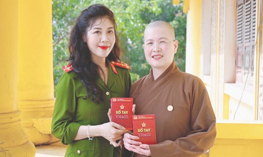 C06 phối hợp với Giáo hội Phật giáo Việt Nam tổ chức đăng ký, kích hoạt và sử dụng tài khoản định danh điện tử. Ảnh: C06