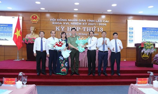 Ông Cao Minh Huyền - Giám đốc Công an tỉnh và bà Nguyễn Thị Hải Anh, Giám đốc Sở Lao động - Thương binh và Xã hội tỉnh trúng cử chức danh Ủy viên UBND tỉnh Lào Cai.