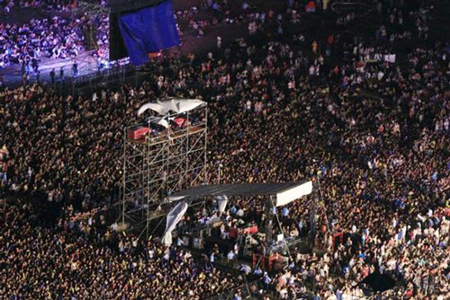 Đêm nhạc có Big Bang biểu diễn từng hỗn loạn khi hàng nghìn fan chen lấn, xô đẩy nhau để đến gần khu vực sân khấu. Ảnh: Twitter