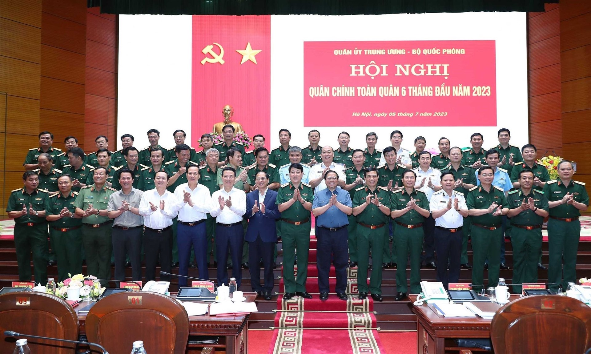 Thủ tướng Phạm Minh Chính và các đại biểu dự hội nghị quân chính toàn quân 6 tháng đầu năm 2023. Ảnh: TTXVN 