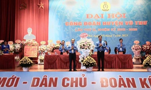Phó Chủ tịch Thường trực LĐLĐ tỉnh Thái Bình - ông Nguyễn Thái Dương tặng hoa chúc mừng Đại hội. Ảnh: Bá Mạnh