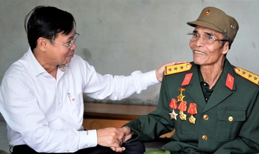 Lãnh đạo Công ty Điện lực Quảng Trị hỏi thăm sức khỏe cựu chiến binh Hồ Văn Đeo. Ảnh: Công đoàn ĐLVN