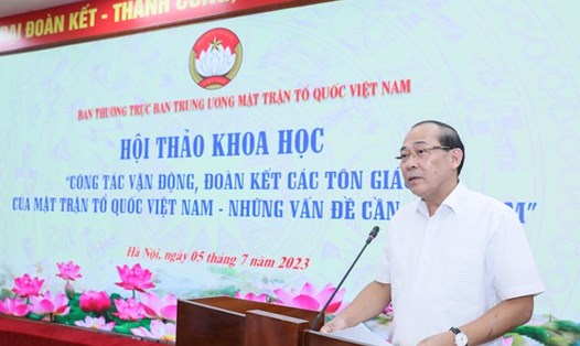Phó Chủ tịch Ủy ban Trung ương MTTQ Việt Nam Hoàng Công Thủy phát biểu tại hội thảo. Ảnh: Phạm Đông