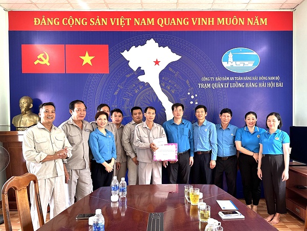 Lãnh đạo Công đoàn Giao thông Vận tải Việt Nam tặng quà đoàn viên. Ảnh: Công đoàn GTVTVN