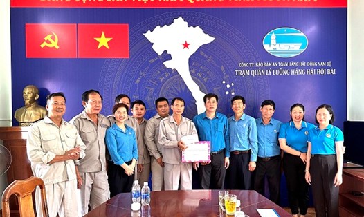 Lãnh đạo Công đoàn Giao thông Vận tải Việt Nam tặng quà đoàn viên. Ảnh: Công đoàn GTVTVN
