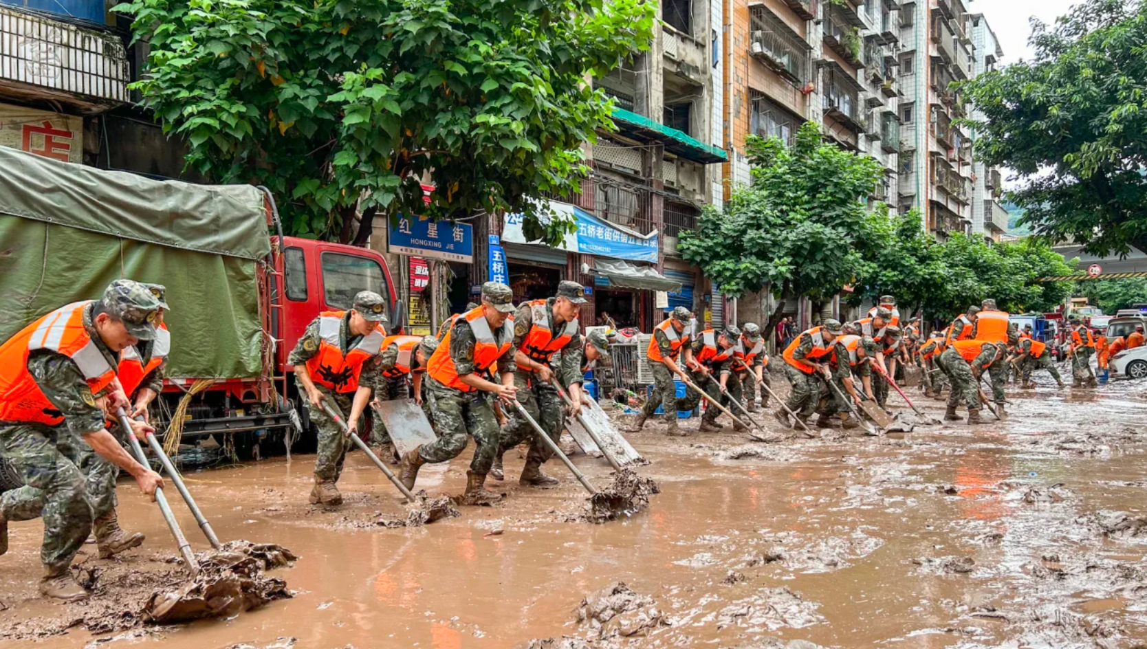 Dọn dẹp bùn đất ở Trùng Khánh. Ảnh: VCG