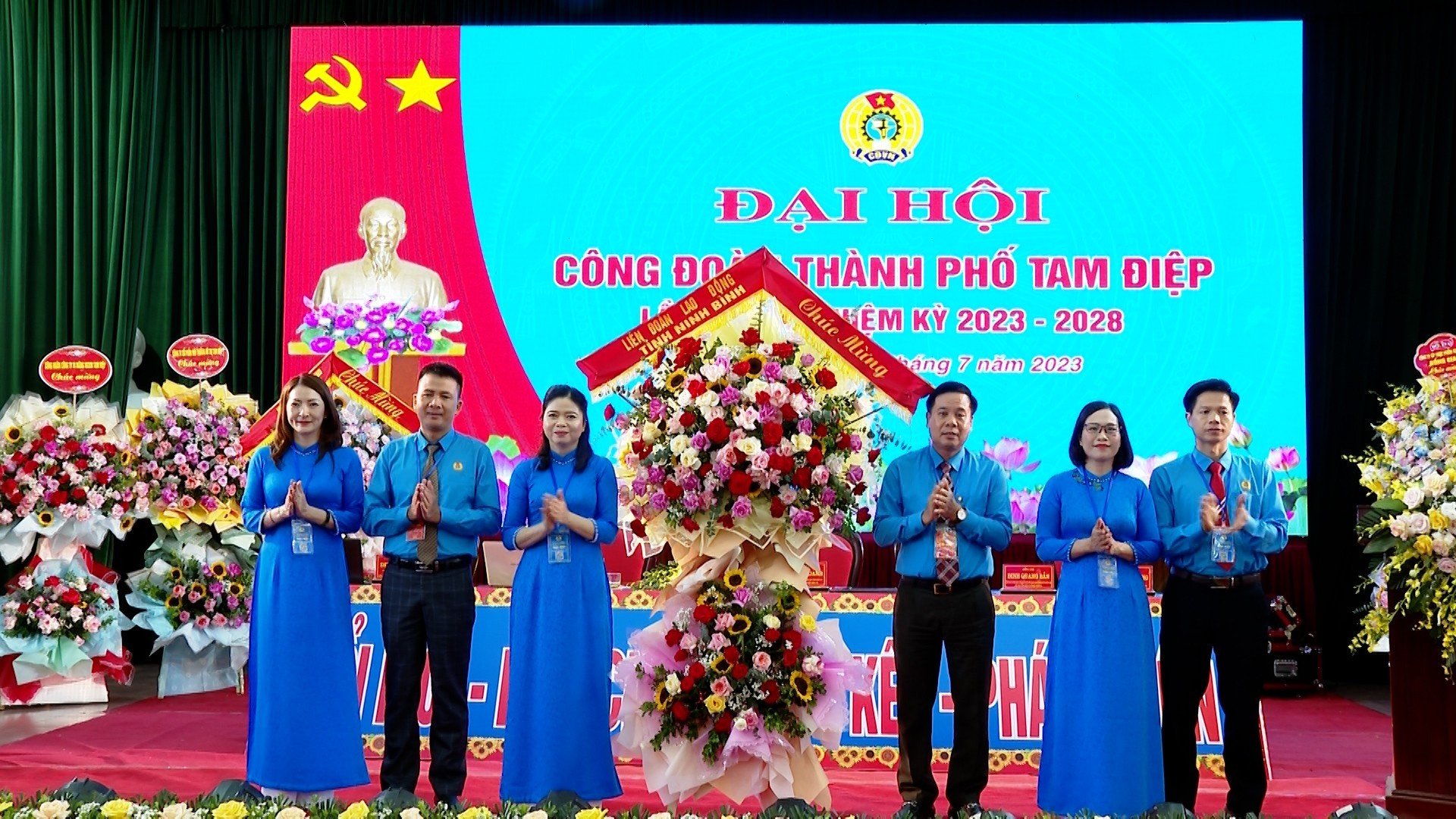 Đại diện lãnh đạo LĐLĐ tỉnh Ninh Bình tặng hoa chúc mừng Đại hội. Ảnh: Diệu Anh