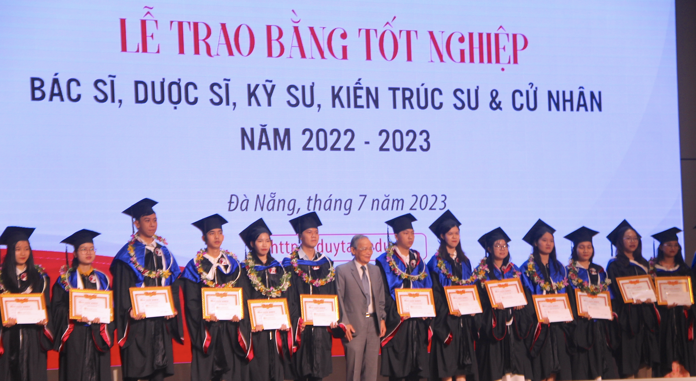 Đại học Duy Tân tổ chức lễ trao bằng tốt nghiệp Tiến sĩ, Thạc sĩ, Bác sĩ, Dược sĩ, Kỹ sư, Kiến trúc sư và cử nhân năm học 2022 - 2023. Ảnh: Mai Hương