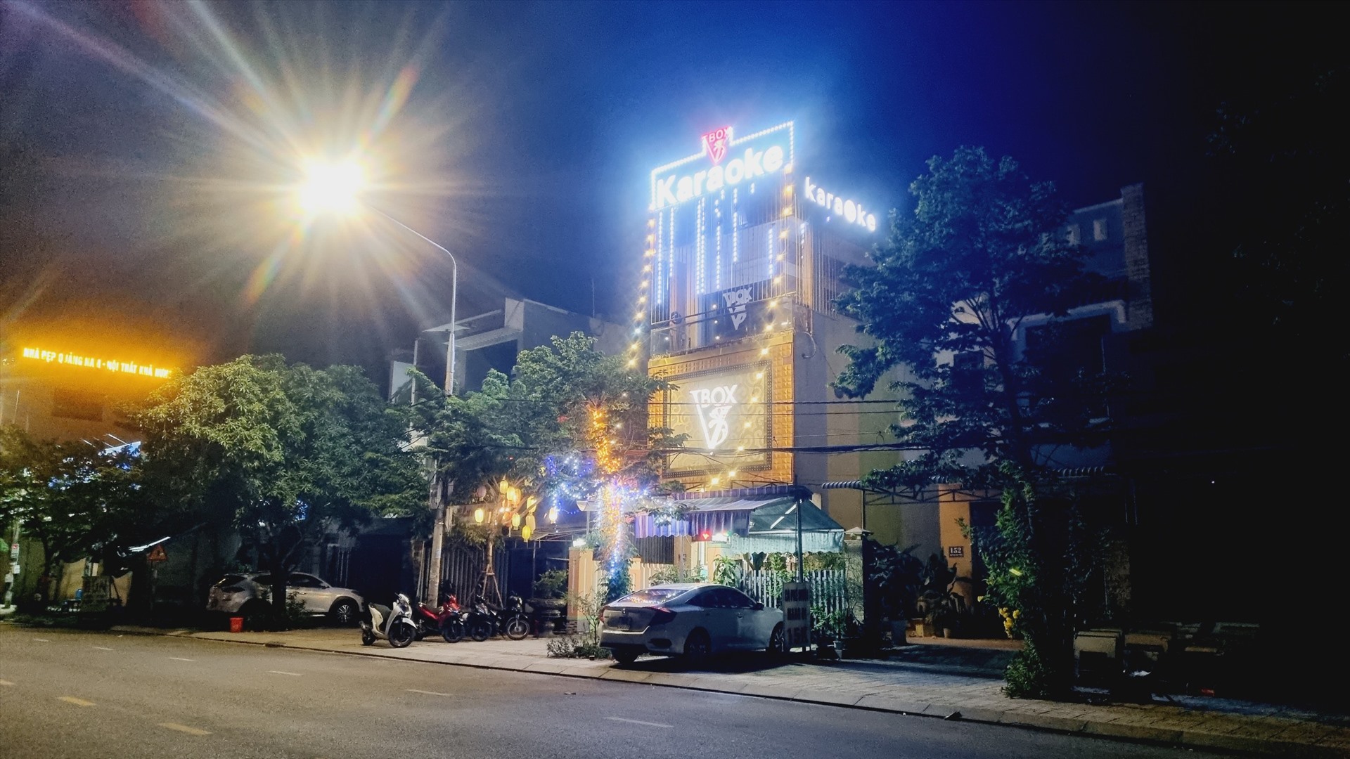 Quán Karaoke trên đường Nguyễn Văn Trỗi, phường Tân Thạnh, TP Tam Kỳ vẫn hoạt động đến tận khuya dù nằm trong danh sách bị đình chỉ hoạt động để bổ sung PCCC. Ảnh Hoàng Bin