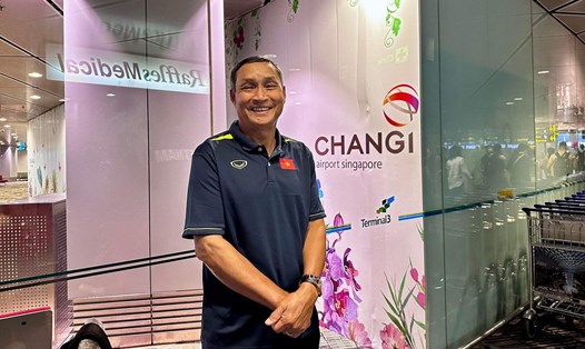 Huấn luyện viên Mai Đức Chung tại sân Changi (Singapore). Ảnh: VFF