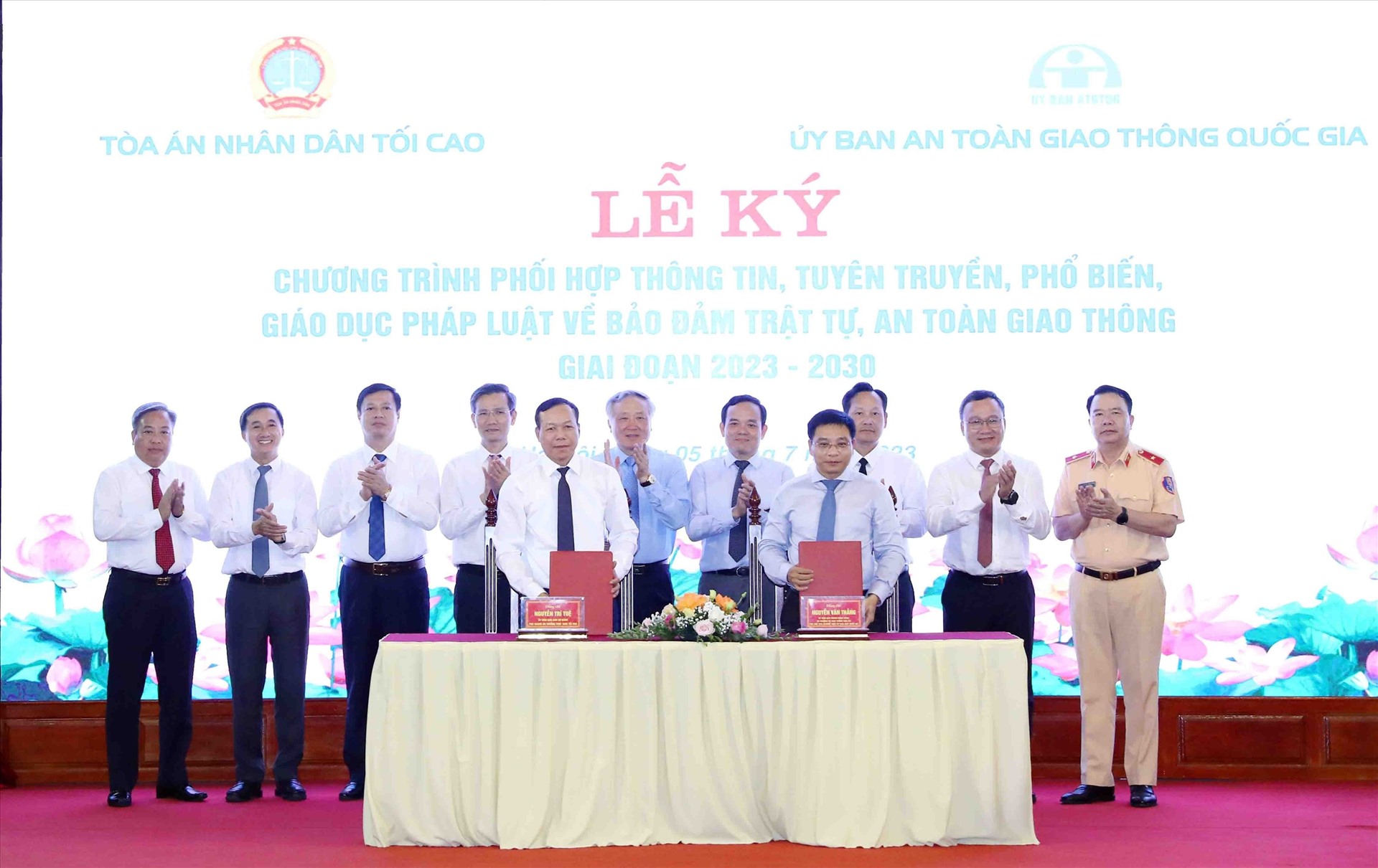 Phó Chánh án TAND Tối cao Nguyễn Trí Tuệ (trái) và Bộ trưởng Bộ Giao thông vận tải ký kết 