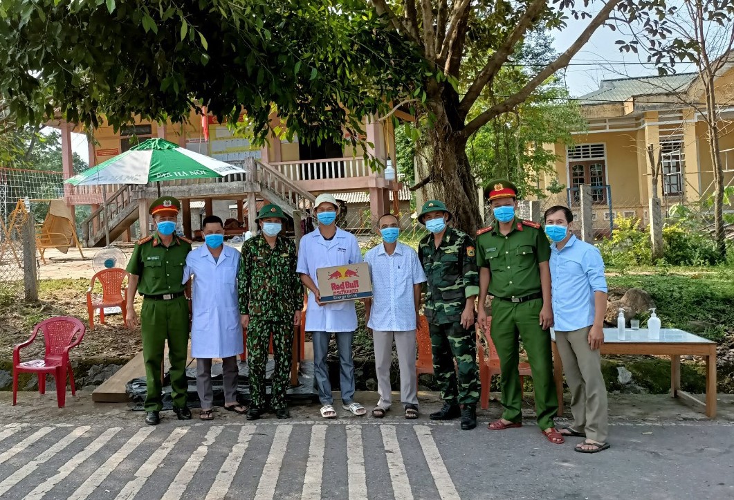 Anh Hiền (thứ từ trái sang) cùng các lực lượng tham gia chốt liên ngành phòng chống dịch COVID-19. Ảnh: H.Nguyên. 