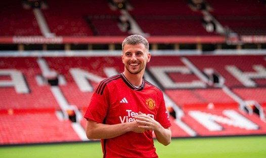 Mason Mount tươi cười trong ngày ra mắt Manchester United.  Ảnh: MUFC