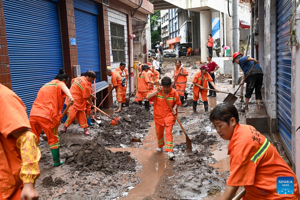 Dọn dẹp bùn đất sau ngập lụt ở quận Vạn Châu, thành phố Trùng Khánh,  Trung Quốc, ngày 4.7.2023. Ảnh: Xinhua