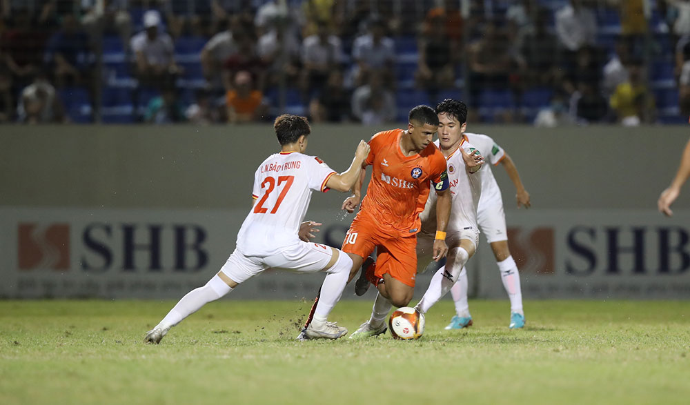 Công an Hà Nội (trắng) để thua 0-1 trước câu lạc bộ Đà Nẵng ở vòng 13 V.League 2023. Ảnh: VPF