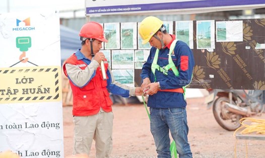 Tập huấn, phổ biến các quy định về an toàn lao động cho người lao động tại Dự án Trung tâm công nghiệp GNP Yên Bình. Ảnh: CĐKCN Thái Nguyên