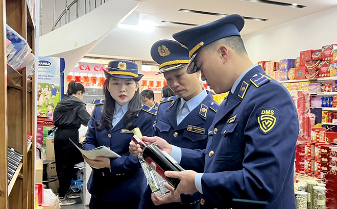 Lực lượng quản lý thị trường Yên Bái kiểm tra hàng hoá tại các cơ sở kinh doanh trên địa bàn thành phố. Ảnh: Thu Trang