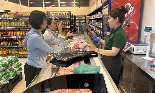 Các doanh nghiệp bán lẻ ở TP Hồ Chí Minh đã áp dụng giảm 2% VAT cho nhiều mặt hàng. Ảnh: Ngọc Lê