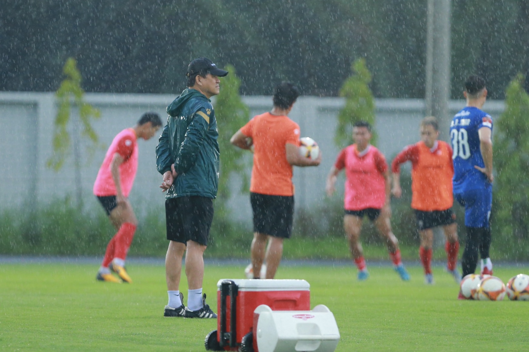 Dù trời mưa lớn nhưng huấn luyện viên Vũ Tiến Thành vẫn yêu cầu các học trò duy trì tập luyện. Theo ông Thành, đây là điều kiện để các cầu thủ quen nhịp độ vận động dưới thời tiết này khi cả nước đang bước vào mùa mưa.