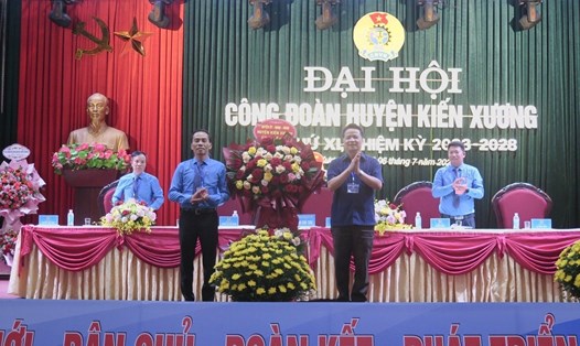 Ông Nguyễn Mạnh Lực - Phó Bí thư Thường trực Huyện ủy Kiến Xương tặng hoa chúc mừng đại hội. Ảnh: Bá Mạnh