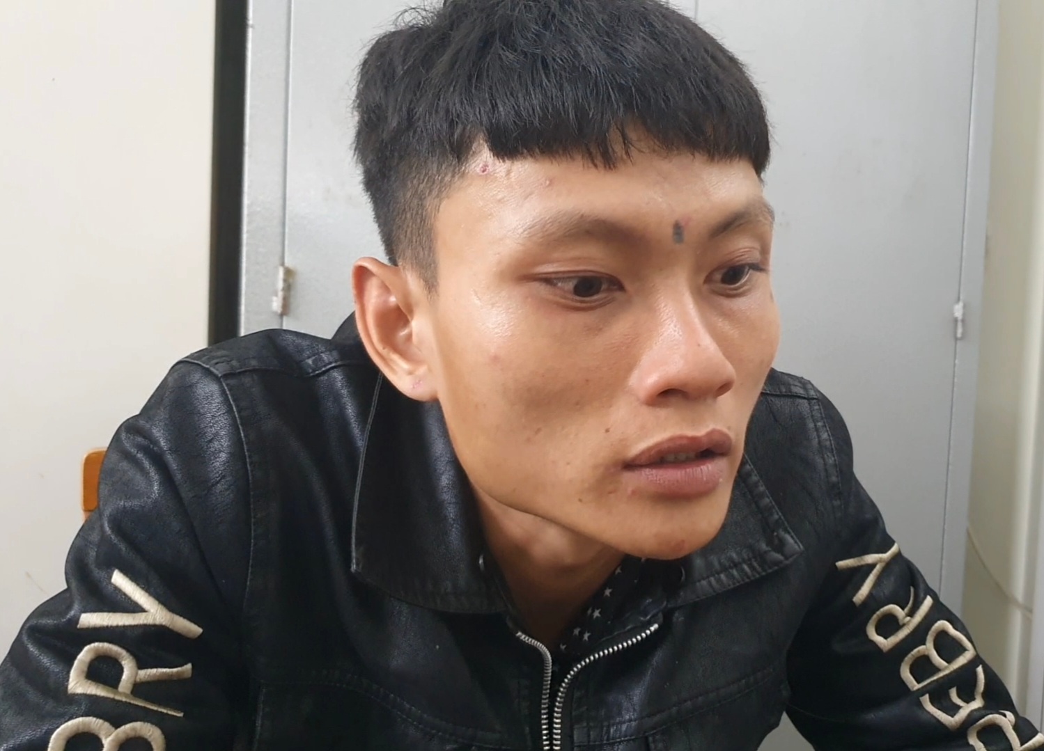 Nghi phạm cướp giật tài sản của du khách khi đi bộ trên đường phố bị Công an thành phố Nha Trang bắt giữ sau 24h. Ảnh: Phương Linh