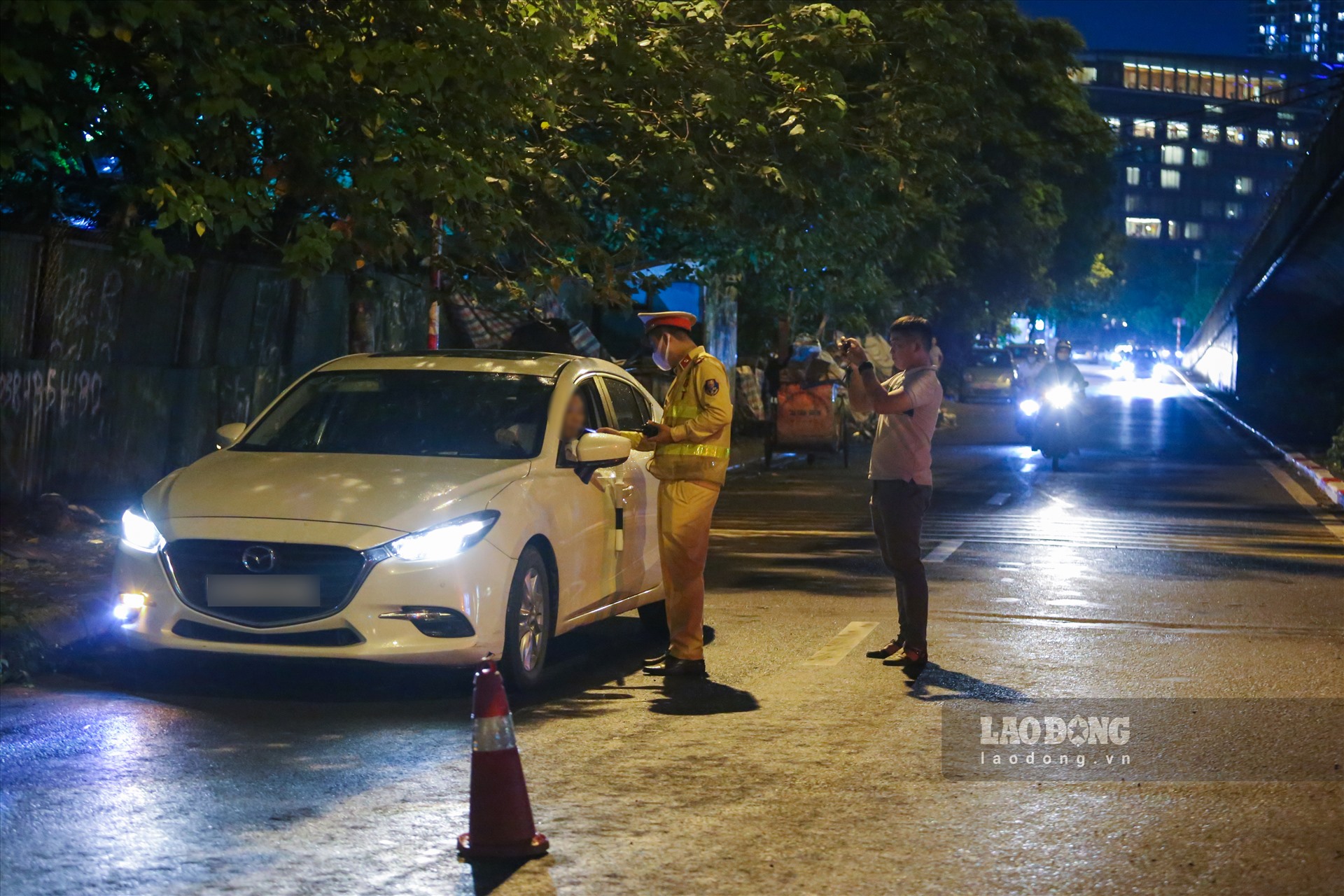 Tối 6.7, tổ công tác thuộc Đội Cảnh sát giao thông đường bộ số 6 (Phòng CSGT, Công an TP Hà Nội) tổ chức thực hiện chuyên đề kiểm tra nồng độ cồn trên tuyến đường Miếu Đầm (quận Nam Từ Liêm). 
