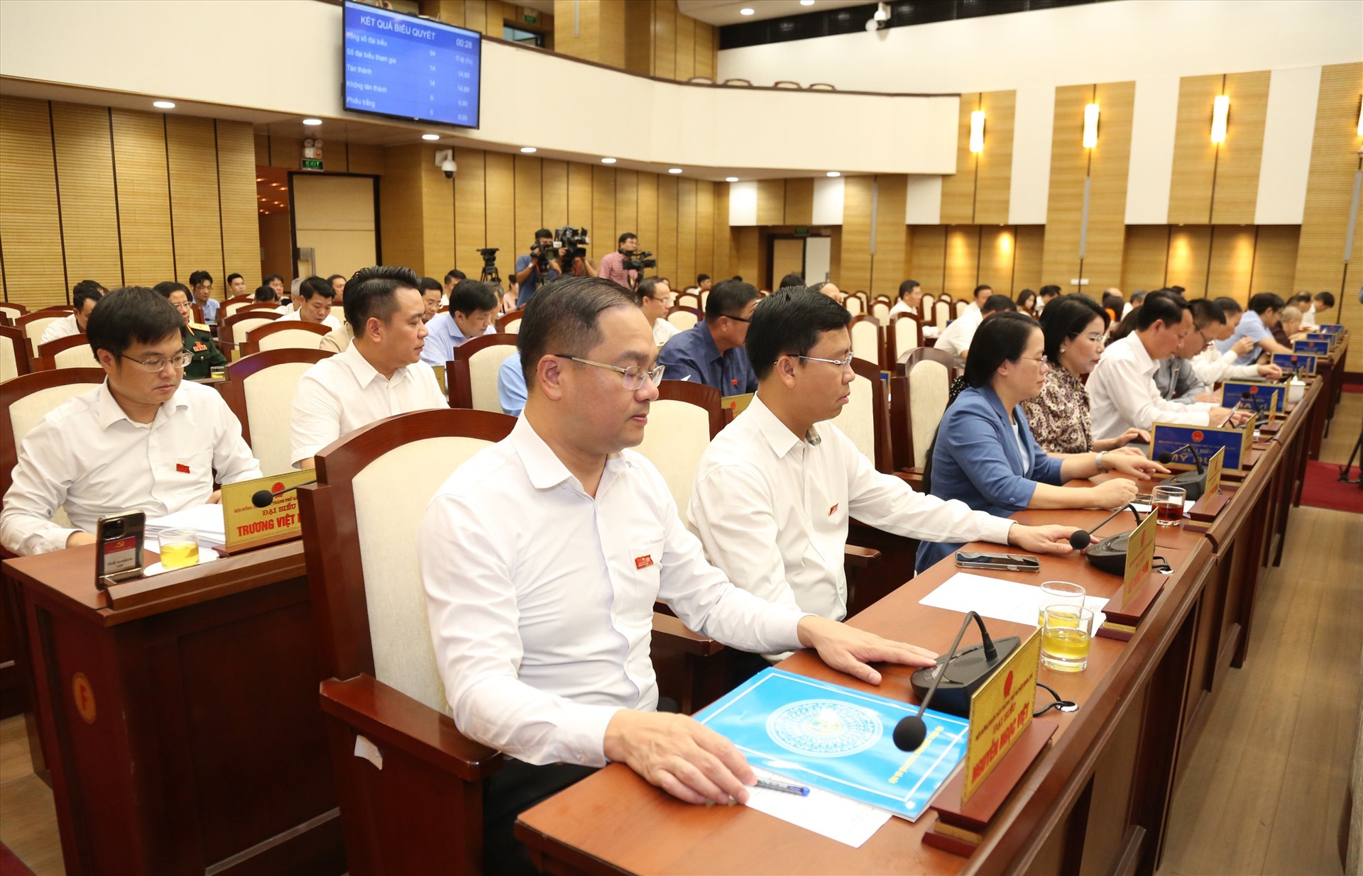 Các đại biểu HĐND TP Hà Nội biểu quyết thông qua nghị quyết. Ảnh: Phạm Đông
