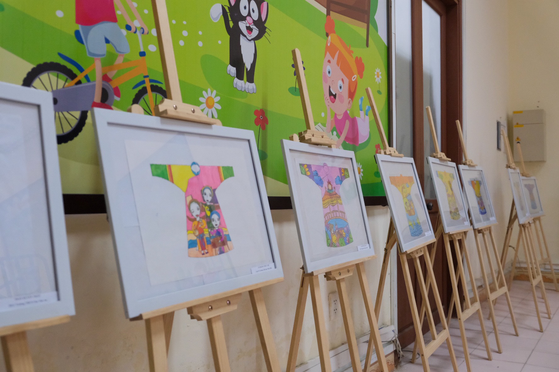Theo đó, Hội thi thiếu nhi vẽ tranh theo sách năm nay mang chủ đề “Áo dài và Di sản“, là hoạt động nằm trong kế hoạch của UBND tỉnh Thừa Thiên Huế tham gia lễ hội Festival Huế Bốn mùa năm 2023.