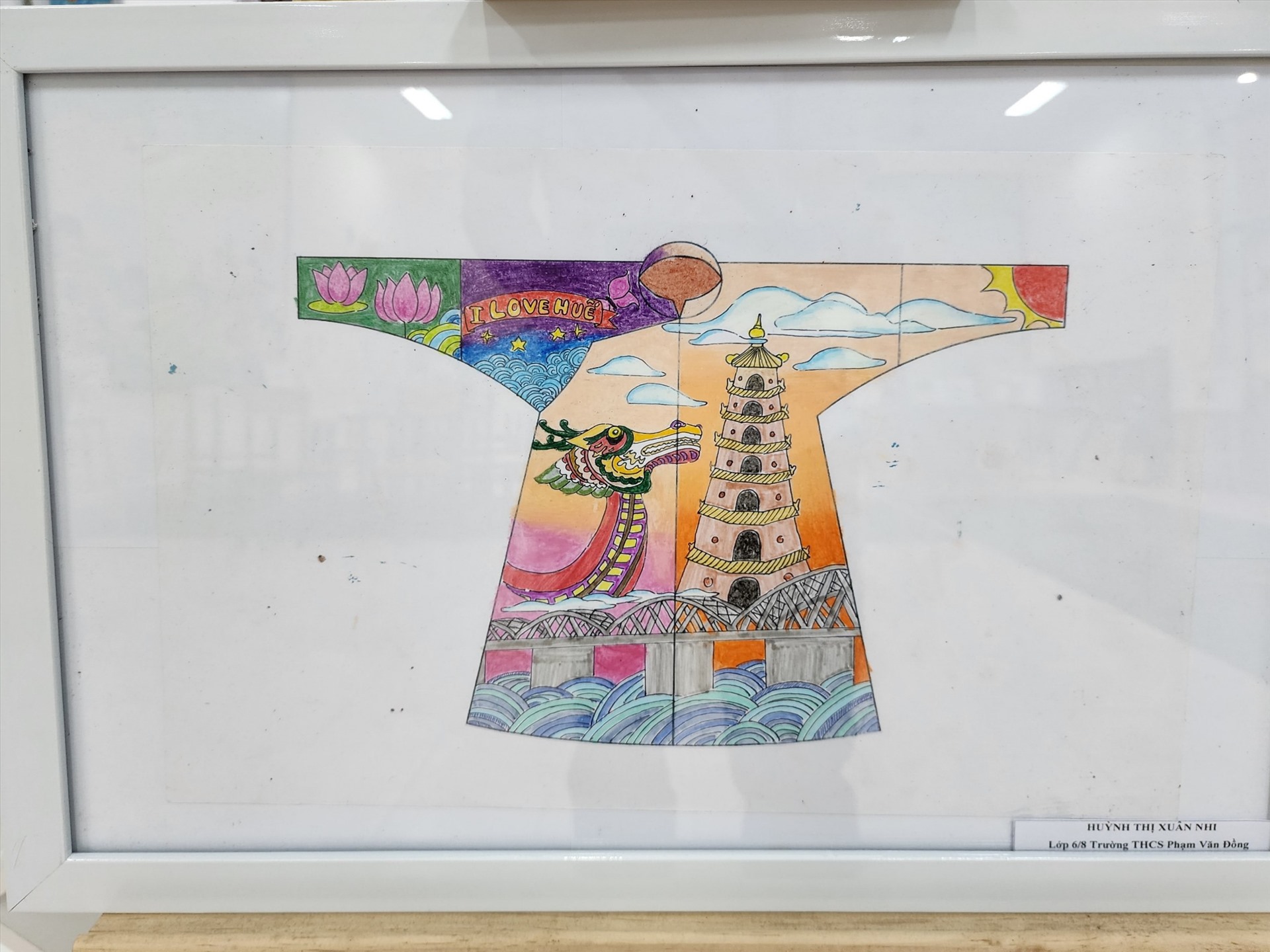 Những biểu tượng của Huế như cầu Trường Tiền, chùa Thiên Mụ, thuyền rồng sông Hương được gói gọn trong tác phẩm của một thí sinh tham gia dự thi.