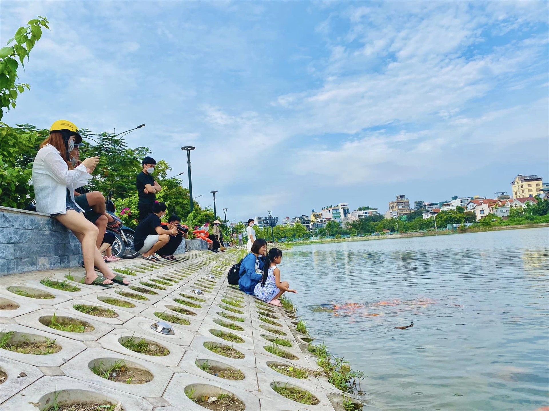 Người dân có thể ngồi trên bờ kè hoặc đi bộ xuống chỗ cầu tre hình chữ U được dựng trên mặt nước, để ngắm cá gần hơn. Tuy nhiên, cầu tre không hề có rào chắn, nên các gia đình cho trẻ con xuống cần hết sức cẩn thận, lỡ rơi xuống hồ.