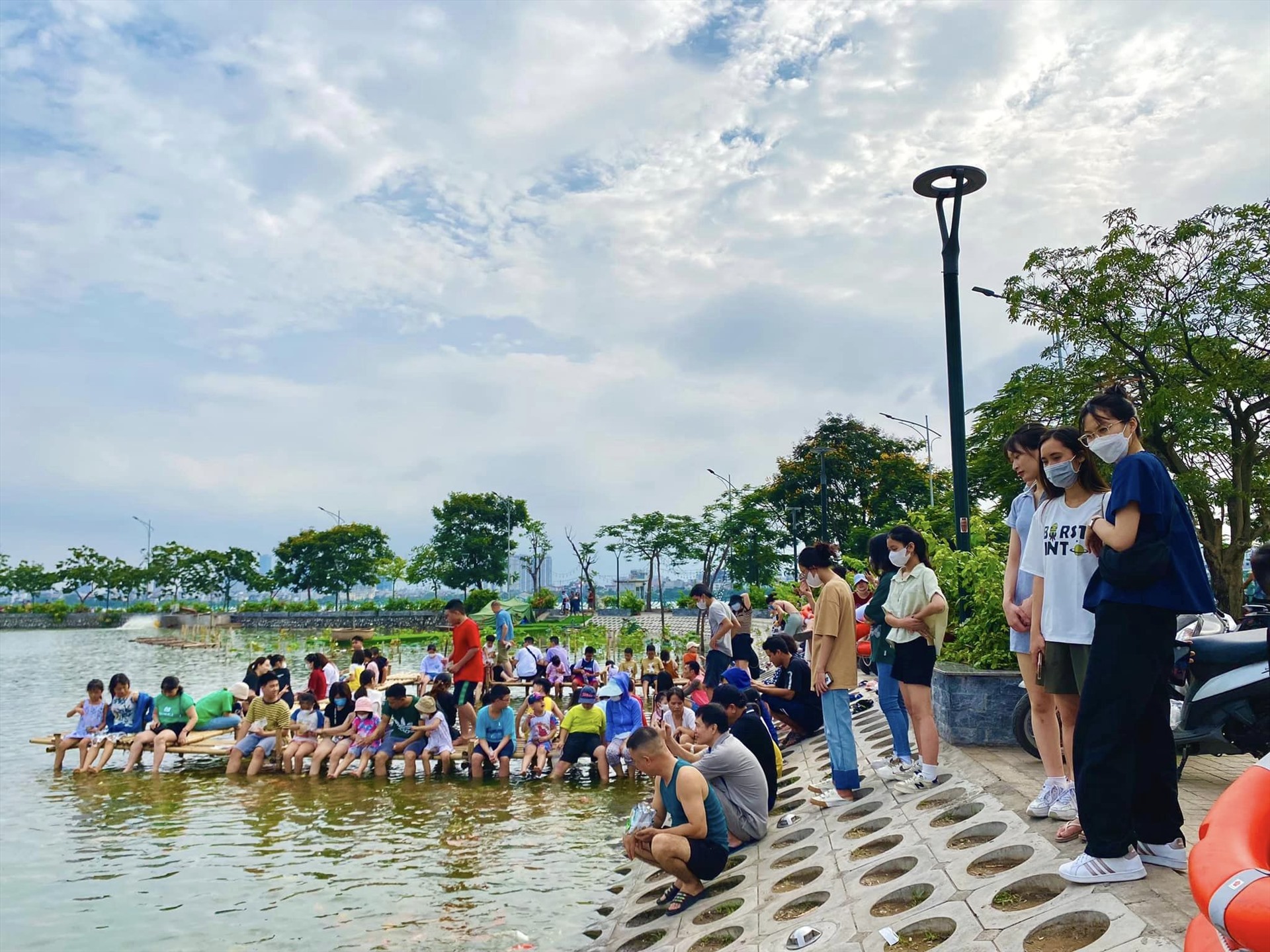 Chị Hà Nguyễn (Đống Đa, Hà Nội) có dịp đến ngắm đàn cá Koi chia sẻ: “Mình đứng trên bờ ngắm cá, nhìn cái cầu tre mà chỉ sợ nó sập. Tại đông người ngồi quá, với lại sợ lâu ngày phơi nắng tre không còn độ bền dẻo dai như lúc đầu. Nhìn các em bé ngồi nằm ra với cá, thấy lo lắng quá. Có thể là do mình nhát gan. Hồ cá Koi rất đẹp nhưng mình thì chỉ giám đứng trên bờ ngắm thôi.”