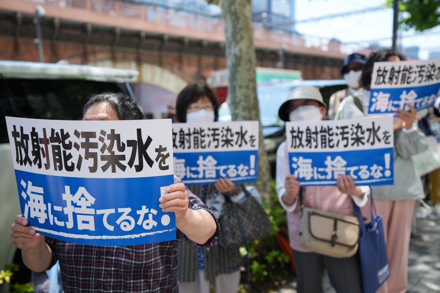 Người dân tập trung trước trụ sở Công ty Điện lực Tokyo (TEPCO) để phản đối kế hoạch xả nước phóng xạ ra biển của chính phủ Nhật Bản, ngày 16.5.2023. Ảnh: Xinhua