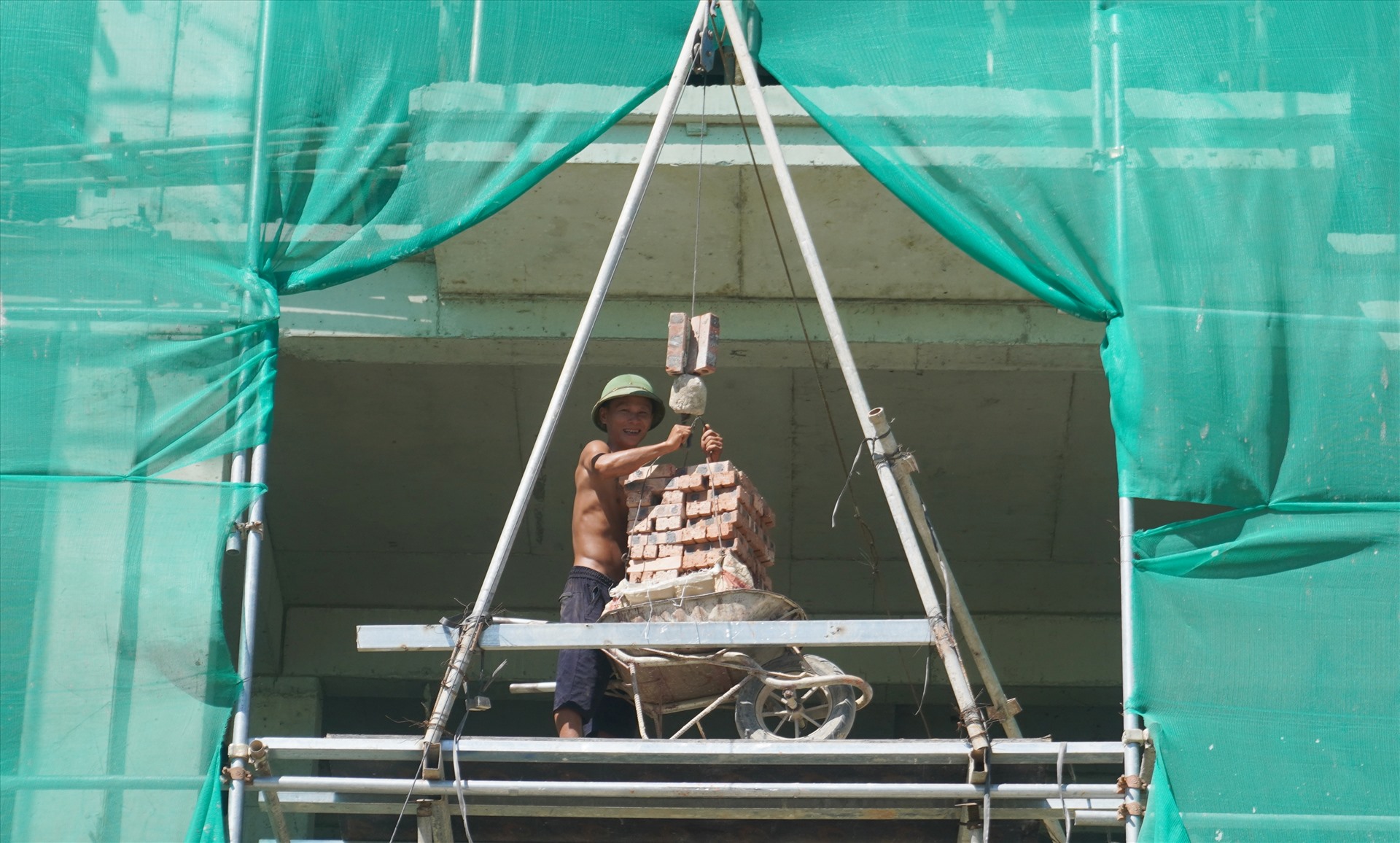 Cảnh người lao động chật vật làm việc dưới thời tiết nắng nóng khắc nghiệt ở các công trình xây dựng. Ảnh: Quách Du 