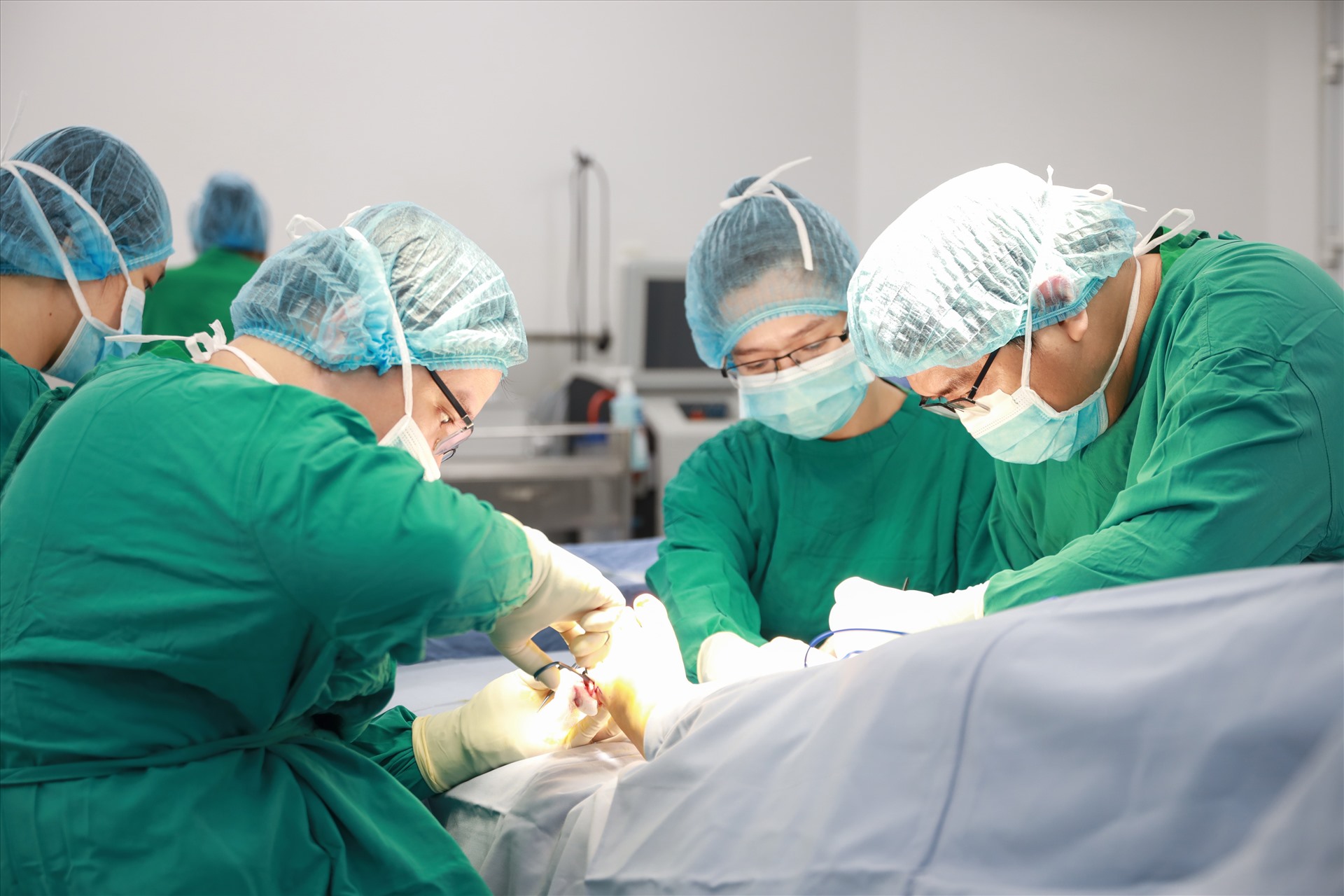 Các bác sĩ thực hiện phẫu thuật vừa đảm bảo chức năng và thẩm mỹ cho bệnh nhi. Ảnh: Nguyên Thi