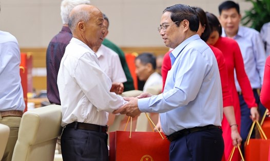  Thủ tướng Phạm Minh Chính ân cần hỏi thăm và tặng quà người có công tiêu biểu tỉnh Nam Định. Ảnh: VGP
