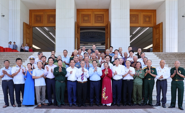 Thủ tướng chụp ảnh lưu niệm cùng đoàn đại biểu người có công tiêu biểu tỉnh Nam Định. Ảnh: VGP  