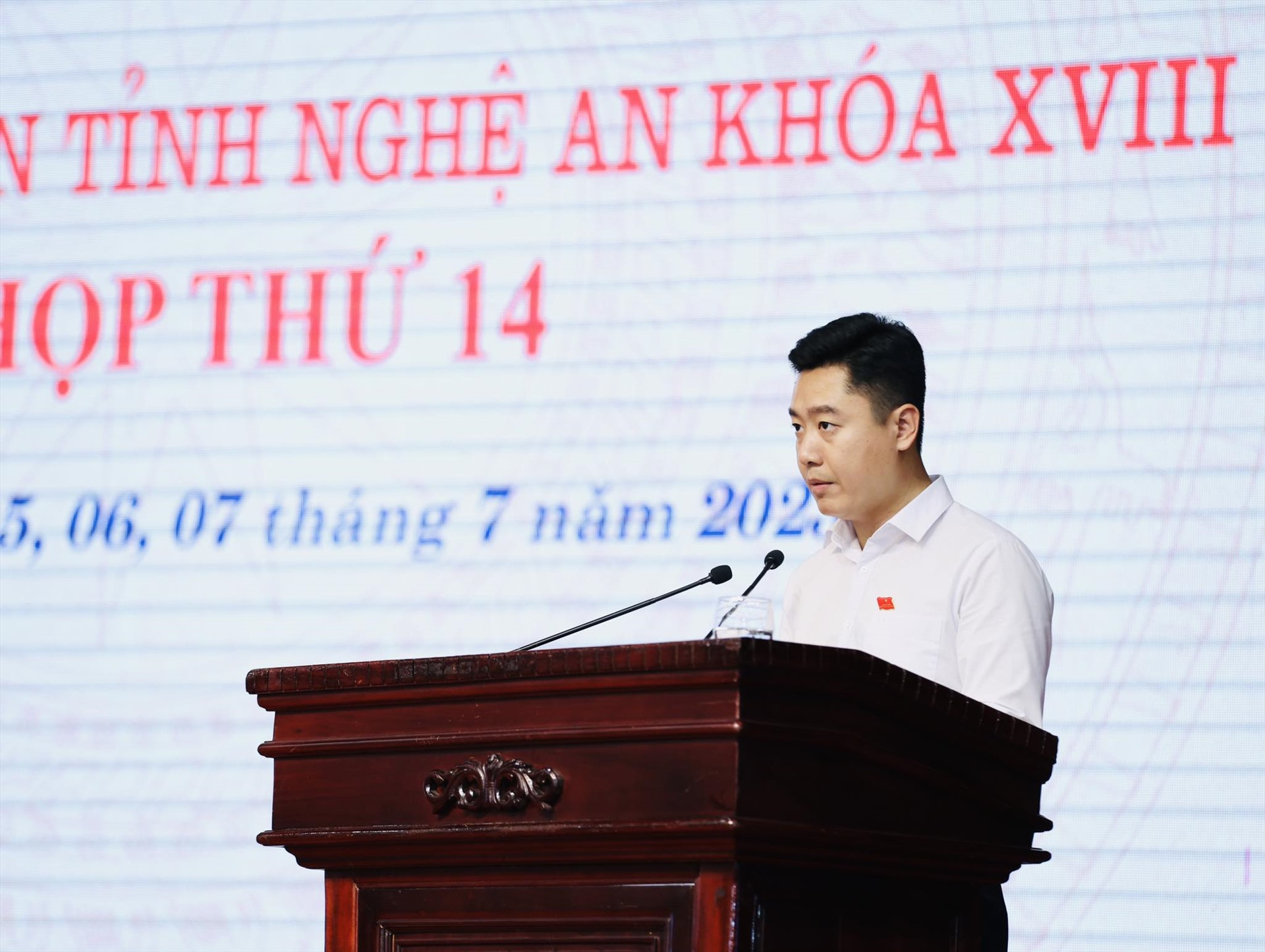 Ông Lê Văn Lương – Bí thư Tỉnh đoàn, Tổ trưởng, Tổ thảo luận số 3 trình bày báo cáo. Ảnh: Quỳnh Trang