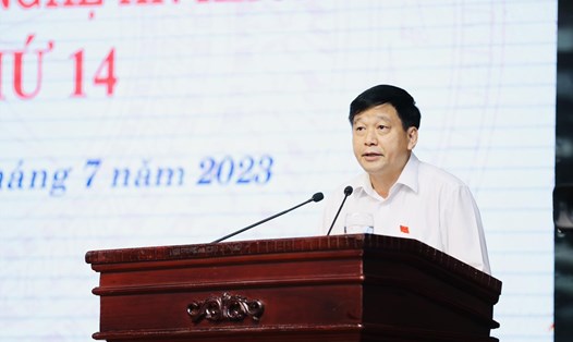 Ông Kha Văn Tám - Chủ tịch Liên đoàn Lao động tỉnh, Tổ trưởng Tổ thảo luận số 4 trình bày báo cáo. Ảnh: Quỳnh Trang