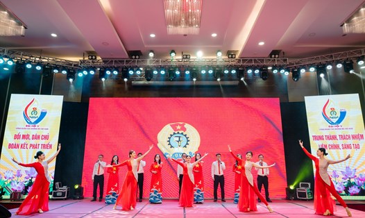 Chương trình văn nghệ chào mừng Đại hội Công đoàn Cục Đường bộ Việt Nam lần thứ V, nhiệm kỳ 2023-2028. Ảnh: Quang Đại