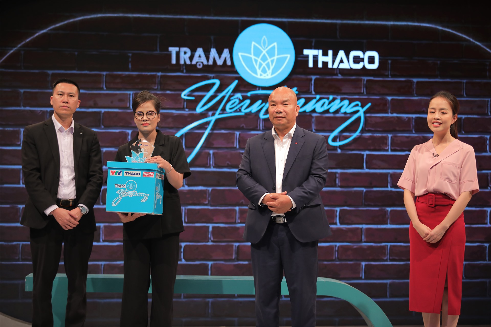 Món quà của “Trạm yêu thương” sẽ tiếp thêm sức mạnh cho Nguyễn Thị Hảo trên hành trình chinh phục ước mơ. Ảnh: VTV 