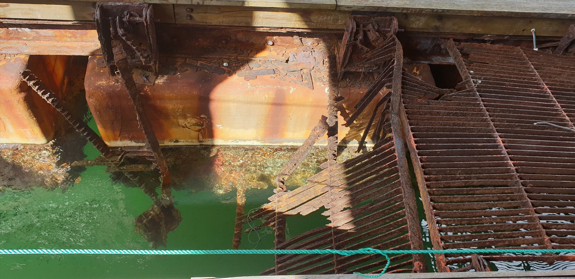 Đường dẫn dạng cầu sắt giữa các đơn nguyên bị han gỉ, dẫn đến mất an toàn và ảnh hưởng đến môi trường, cảnh quan của Di sản thiên nhiên thế giới vịnh Hạ Long. Ảnh: Nguyễn Hùng