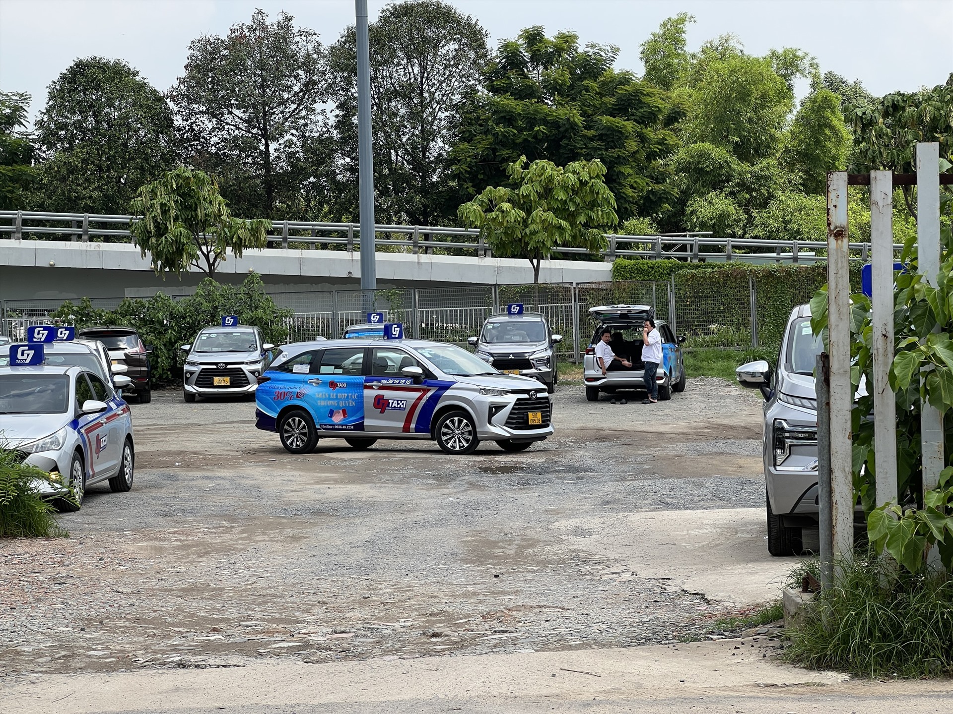 Theo ghi nhận của Lao Động ngày 6.7,  bãi đệm taxi bên cạnh sân bay Tân Sơn Nhất vẫn còn trống nhiều chỗ để taxi có thể dừng chờ khách, song các khu vực bên ngoài vẫn còn nhiều taxi trong các con hẻm dân sinh.