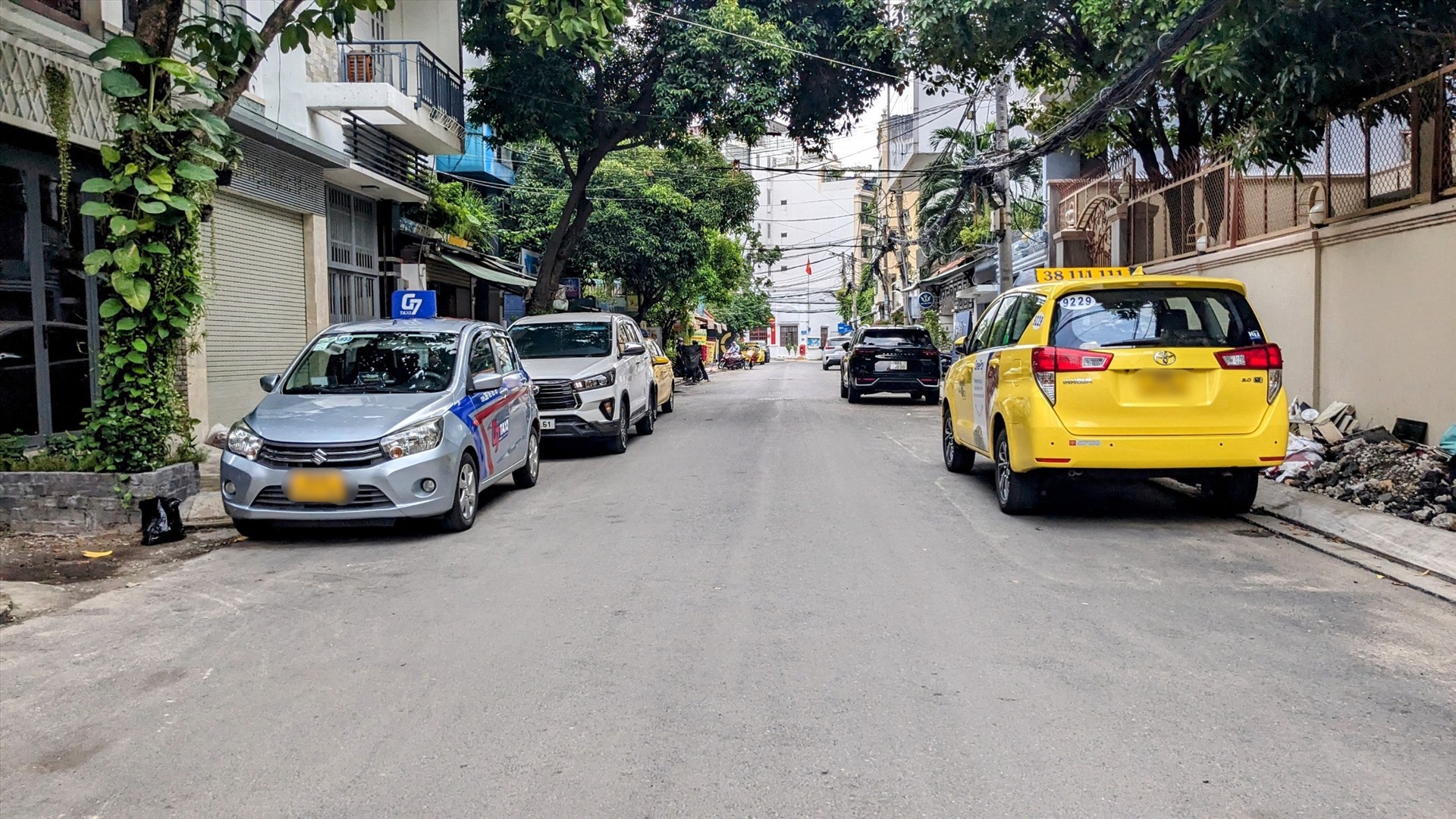 Ở một con đường có bề ngang rộng hơn, taxi dừng đỗ ở cả 2 bên đường.