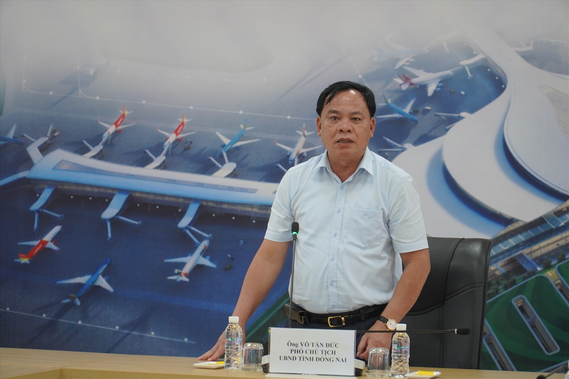 Ông Võ Tấn Đức - Phó chủ tịch UBND tỉnh Đồng Nai tại buổi làm việc về giải phóng mặt bằng dự án sân bay Long Thành. Ảnh: Hà Anh Chiến