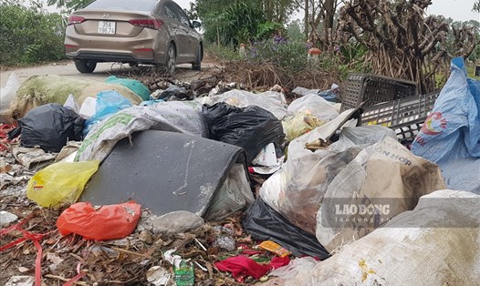 Hiện mỗi ngày trên địa bàn tỉnh Ninh Bình có trên 300 tấn rác thải sinh hoạt phát sinh tại khu vực nông thôn (ảnh chụp tại tuyến đường liên xã đoạn qua đia bàn xã Gia Tiến, huyện Gia Viễn, Ninh Bình). Ảnh: Diệu Anh