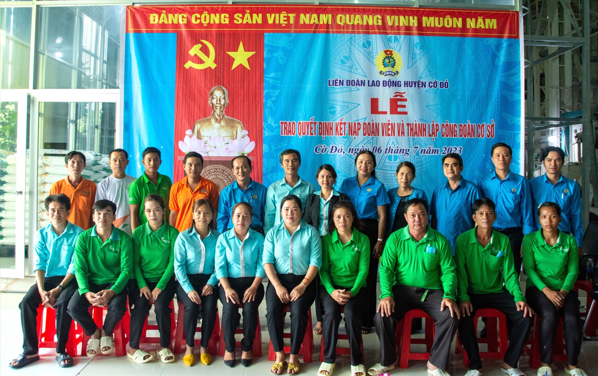 Lãnh đạo LĐLĐ TP Cần Thơ và lãnh đạo LĐLĐ huyện Cờ Đỏ chụp ảnh cùng các đoàn viên mới. Ảnh: LĐLĐ huyện Cờ Đỏ