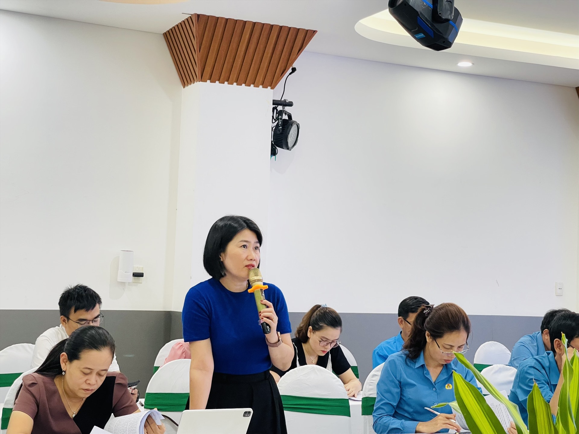 Bà Nguyễn Ngọc Huyền, Phó Chủ tịch Liên đoàn Lao động tỉnh Phú Yên bày tỏ quan điểm về chế độ, chính sách của bảo hiểm xã hội. Ảnh: Mai Hương