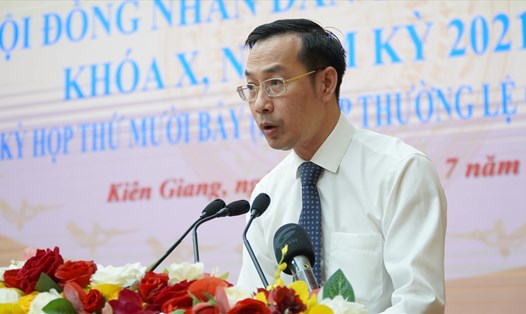 Ông Nguyễn Thanh Nhàn - Phó Chủ tịch UBND tỉnh Kiên Giang trình bày báo cáo tại kỳ họp. Ảnh: Nguyên Anh